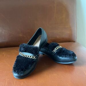 Adorable Black Faux Fur Loafers. Size 6